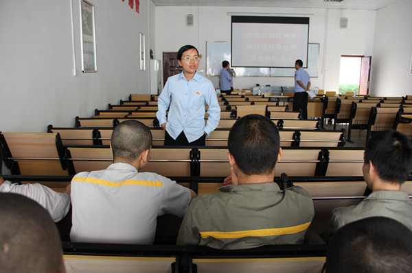 少年庭黎法官正在对未成年犯进行说法教育