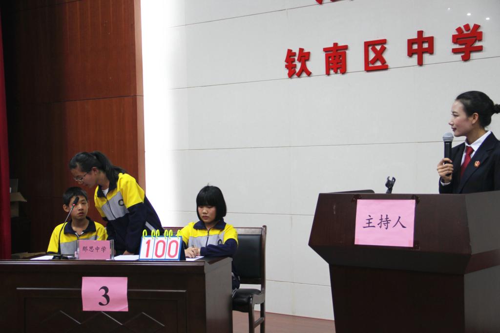 参赛选手认真答题