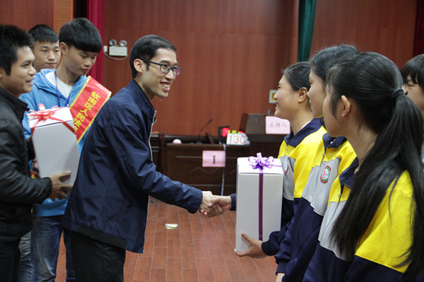 评委给获奖选手颁发礼品