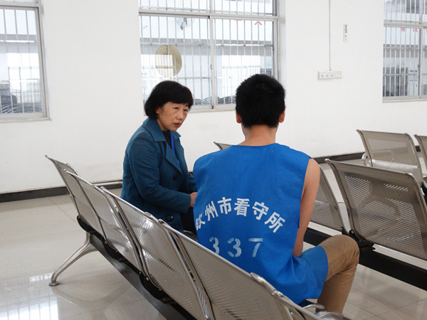 通过心理专家为未成年犯做工作,有效的缓解未成年犯的情绪