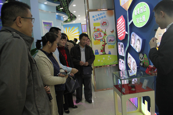 讲解员讲解毒品的危害